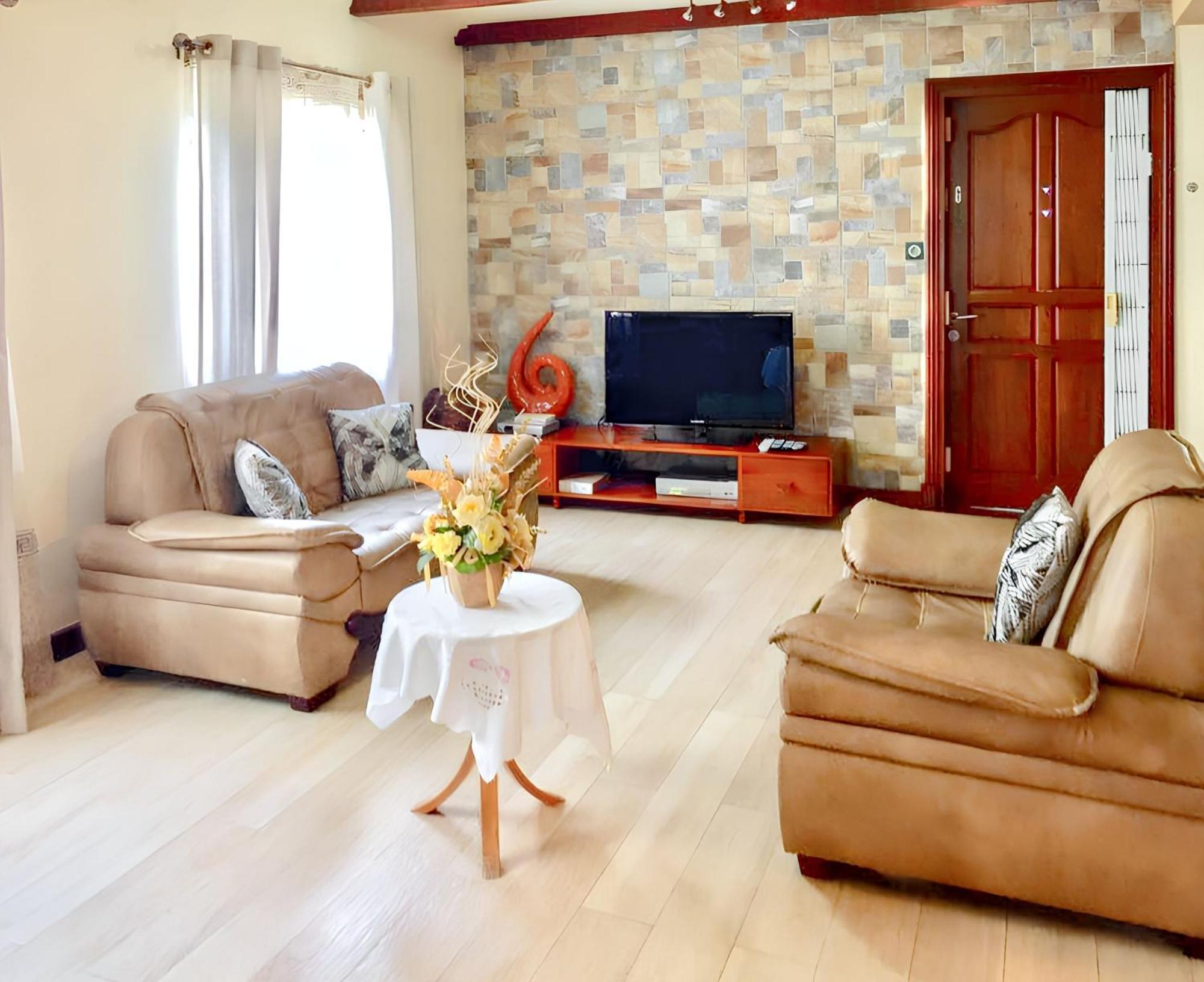 Spacious House In Flic En Flac With Shared Pool Экстерьер фото